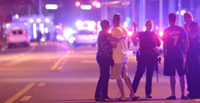 Imagen de los alrededores del local donde un hombre ha matado a unas 20 personas en Orlando. AP