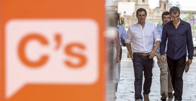 El presidente de Ciudadanos, Albert Rivera, junto al cabeza de lista al congreso por Valencia, Toni Cantó, durante un acto público celebrado esta mañana en Valencia donde se han reunido con militantes y simpatizantes en la tercera jornada de la campaña el