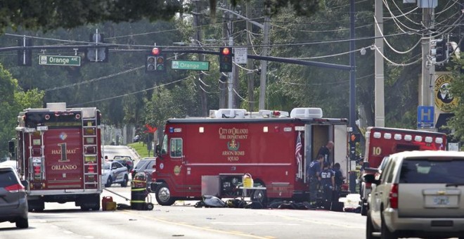 Policías y bomberos en la escena de un tiroteo en el club homosexual Pulse, en Orlando (EE.UU). Las víctimas mortales de la matanza ascienden a 50 personas, a los que hay que sumar 53 heridos. EFE/CRISTOBAL HERRERA