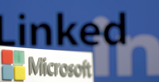 Los logos de LinkedIn y Microsoft.  REUTERS/Dado Ruvic