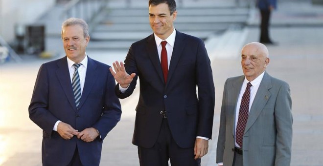 El candidato por el PSOE, Pedro Sánchez, acompañado por el presidente de la Academia de la Televisión, Manuel Campo Vidal y el realizador Fernando Navarrete-