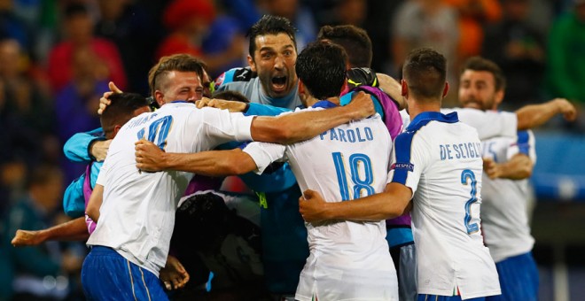 Los jugadores de Italia celebran su victoria ante Bélgica en la Eurocopa. REUTERS/Jason Cairnduff