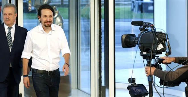 El candidato por Unidos Podemos a la presidencia del Gobierno, Pablo Iglesias (2i), acompañado por el periodista Manuel Campo Vidal, a su llegada al Palacio Municipal de Congresos de Madrid, donde participa en el debate a cuatro de la campaña electoral, o