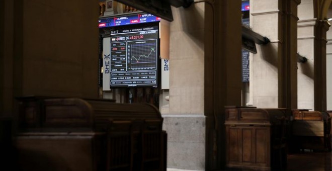 Panel informativo que muestra el principal selectivo de la Bolsa española, el IBEX 35, que no logra frenar las caídas cosechadas en las sesiones previas. EFE/Juan Carlos Hidalgo