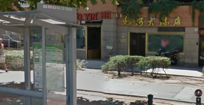 Detalle de la fachada del restaurante chino donde está atrincherado el individuo que amenaza con quitarse la vida en la localidad madrileña de Alcobendas