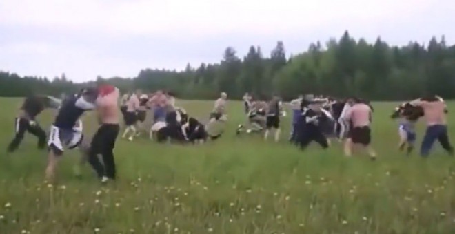 Momento en el que se enfrentan dos grupos de hooligans rusos en un entrenamiento.