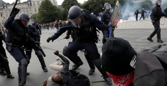 Los gendarmes y policías franceses se han empleado con brutalida durante los enfrentamientos en la manifestación contra la reforma laboral del Gobierno francés. REUTERS/Philippe Wojazer