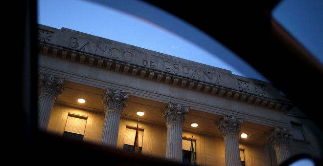 La fachada del edificio del Banco de España, en Málaga, vista a través de la ventanilla de un vehículo. REUTERS