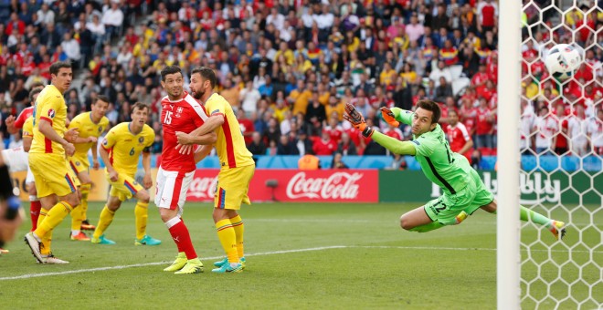 El suizo Mehmedi perfora la portería rumana. /REUTERS