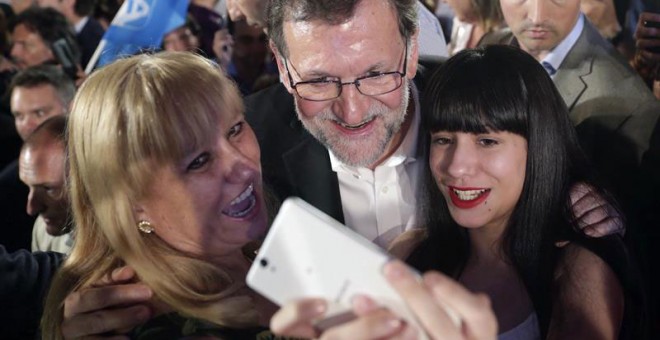 El líder del PP, Mariano Rajoy, se fotografía con unas simpatizantes tras su intervención en el mitin que ha ofrecido hoy en Zaragoza. EFE/JavierCebollada