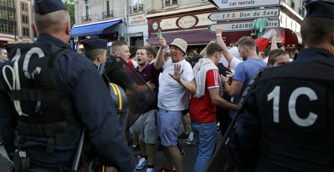 Hooligans ingleses desafiando ayer a policías franceses en Lille. /REUTERS