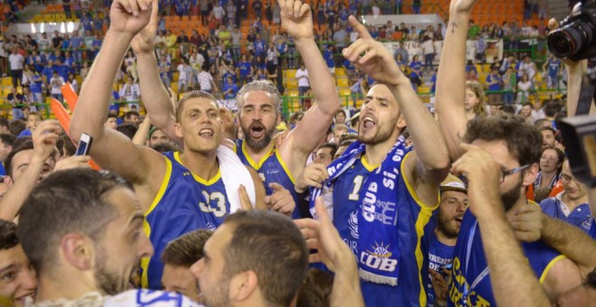 Los jugadores del Ourense celebrando el año pasado su ascenso a la Liga Endesa.