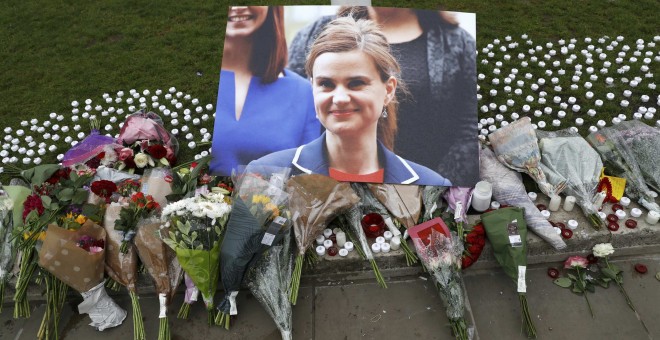 La diputada Jo Cox, en una fotografía en el homenaje en la Plaza del Parlamento, de Londres