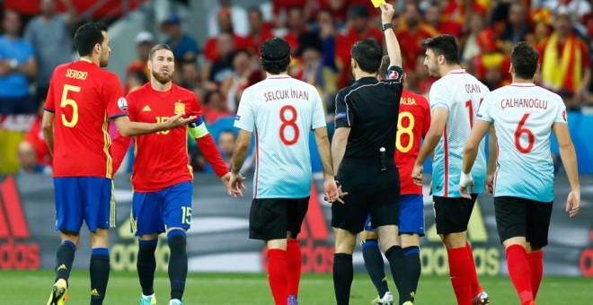 Ramos se lamenta al ver la tarjeta amarilla. REUTERS/Eddie Keogh