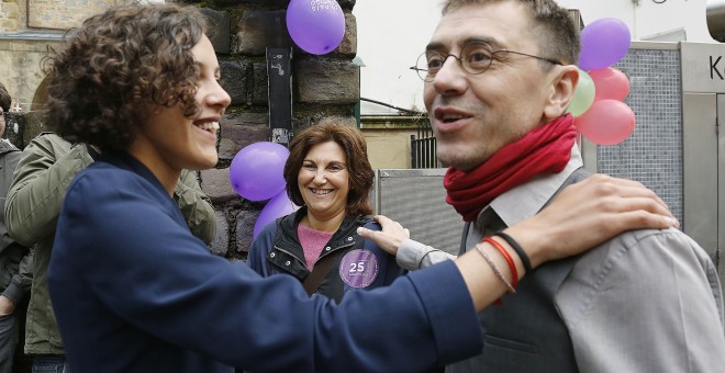 El cofundador de Podemos Juan Carlos Monedero, junto a la candidata al Congreso por Gipuzkoa, Nagua Alba, en un acto electoral de la coalición Unidos Podemos en San Sebastián. EFE/Gorka Estrada