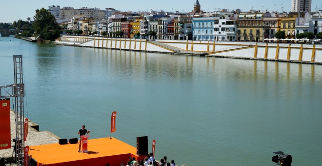 El líder de Ciudadanos, Albert Rivera, durante su mitin en Sevilla junto al río Guadalquivir. REUTERS/Marcelo del Pozo