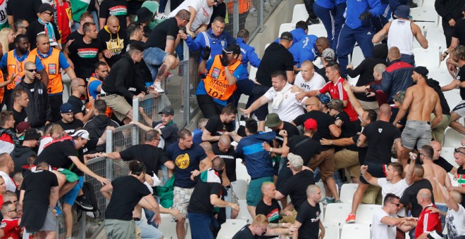 Pelea entre los aficionados húngaros en el Stade Vélodrome de Marsella. REUTERS/Jean-Paul Pelissier