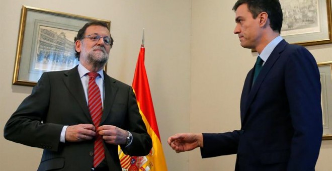 Mariano Rajoy ha intensificado en los últimos días los llamamientos al PSOE de Pedro Sánchez para que apoye su continuidad en La Moncloa. En la imagen, ambos líderes en su frio encuentro en el Congreso de los Diputados tras las elecciones del 20-D. EFE