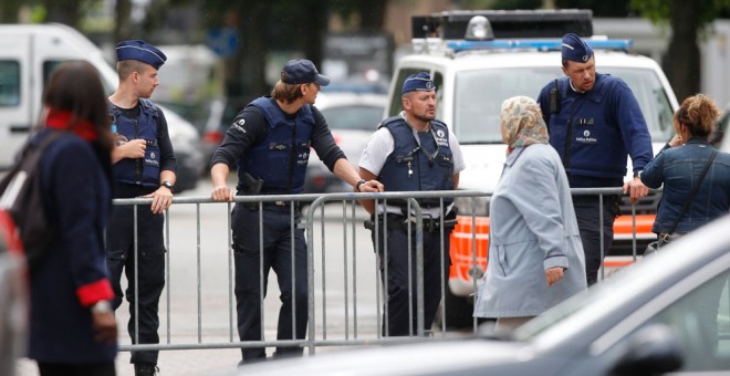 La policía bloquea el acceso a la Avenida de Caserne en Etterbeek durante la reconstrucción del atentado de Maelbeek en Bruselas. EFE