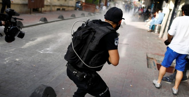 Un policía antidisturbios turno dispara balas de goma contra los participantes en la marcha en estambul por los derechos de los transexuales. REUTERS/Osman Orsal