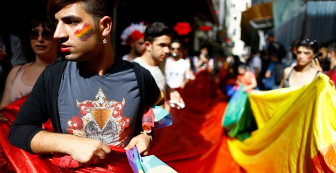 Activistas de los derechos LGBT con la bandera arcoirisi en la manifestación por el centro de Estambul. REUTERS/Osman Orsal