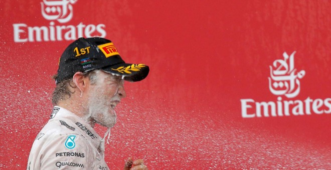 Rosberg, bañado en champagne tras celebrar su victoria en Bakú. REUTERS/Maxim Shemetov