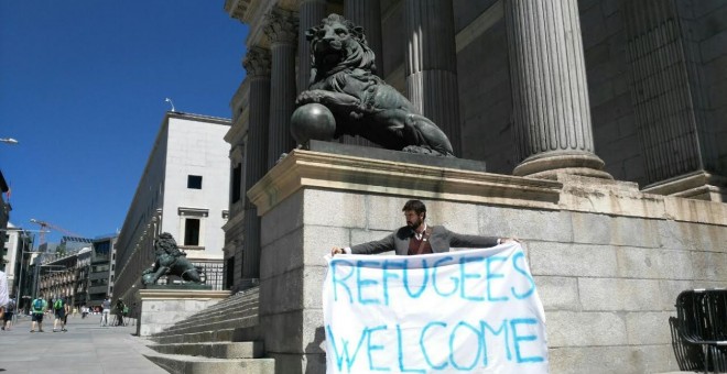 Despliegan una pancarta con el mensaje 'Refugees Welcome” junto al Congreso. Por Un Mundo + Justo.