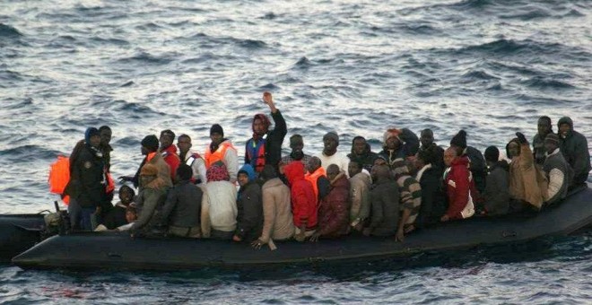 Imagen de archivo de una patera con decenas de inmigrantes en aguas de Melilla. EFE