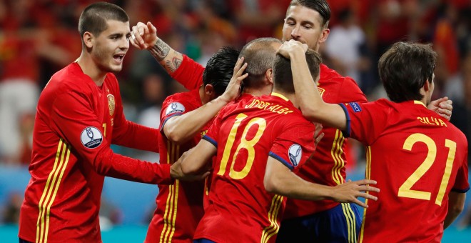 Los jugadores de la selección española celebrando uno de los tres goles contra Turquía. /REUTERS