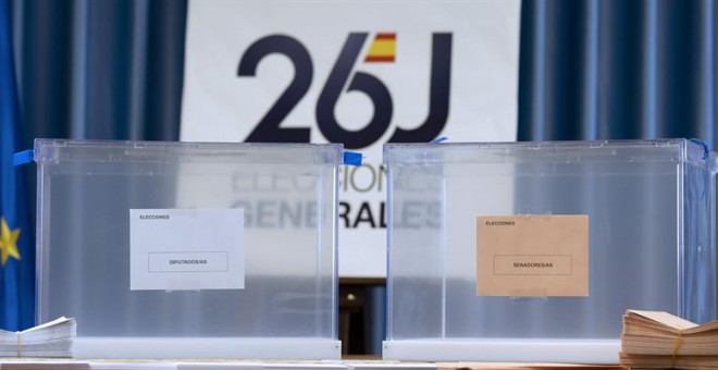 Detalle de las urnas que se usarán en las elecciones generales del próximo 26 de junio en las que los españoles elegirán a sus representantes en el Congreso y el Senado. EFE/Nacho Gallego