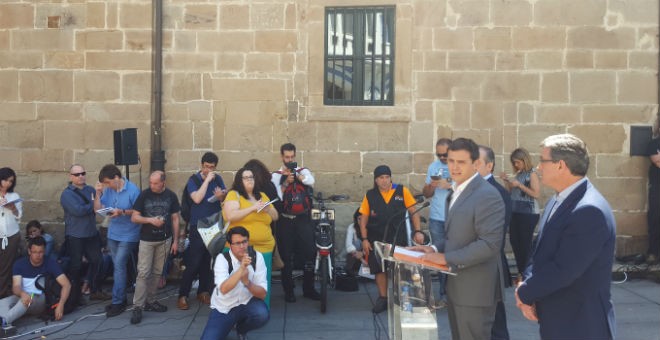 Albert Rivera, durante el breve mitin callejero que ha ofrecido en Avilés (Asturias). PÚBLICO