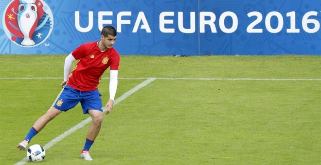 El delantero de la selección española Álvaro Morata durante el entrenamiento de ayer en el Estadio Jacques Chaban-Delmas de Burdeos. /EFE