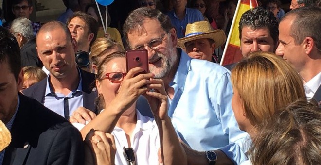 Mariano Rajoy, tras su breve intervención ante centenares de simpatizantes desde la Plaza Mayor de La Puebla de Montalbán (Toledo), a las puertas del Museo de la Celestina. EP