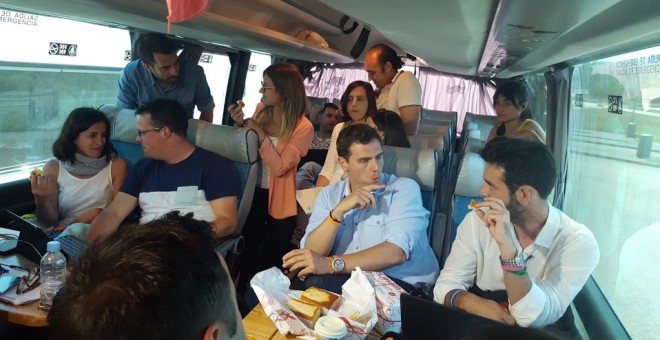 Albert Rivera, en el autobús de la prensa este martes.