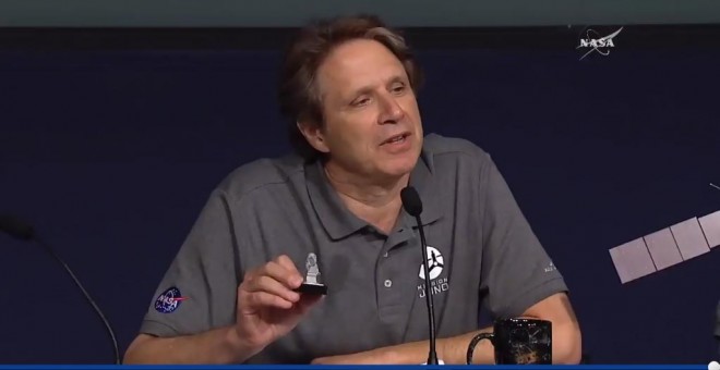 Rick Nybakken, director de la misión Juno, muestra uno de los muñecos de Lego como los que van en la nave.