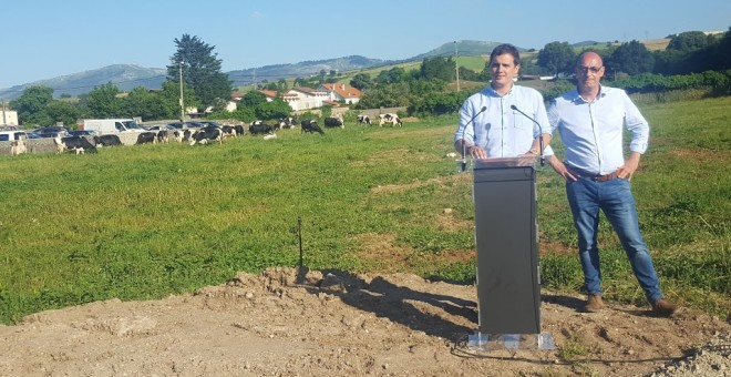 Albert Rivera, líder de Ciudadanos, en un área rural cántabra, junto a Féliz Álvarez, 'Felisuco'. PD