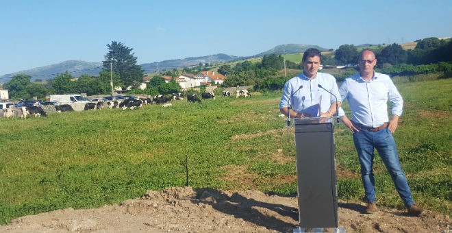 Albert Rivera, junto al humorista y número uno por Cantabria, Felisuco, en una explotación ganadera de la Comunidad. PÚBLICO