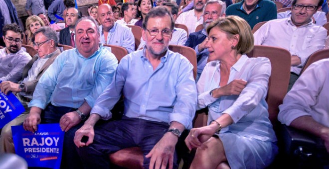 Mariano Rajoy, junto a la secretaria del PP, María Dolores de Cospedal, en Torrijos. / ISMAEL HERRERO (EFE)