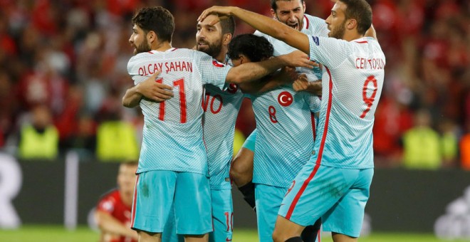 Los jugadores de Turquía celebran su victoria sobre República Checa. REUTERS/Carl Recine