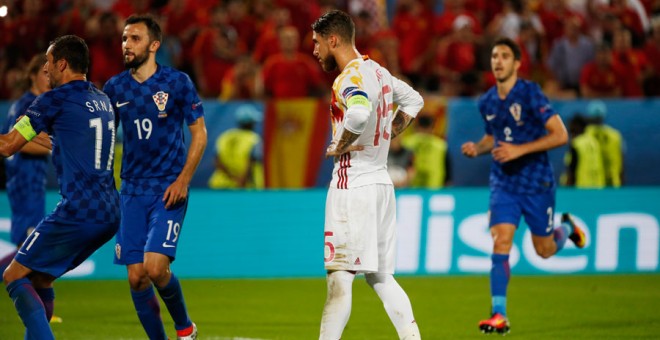 Sergio Ramos se lamenta tras fallar el penalti ante Croacia en la Eurocopa. REUTERS/Sergio Pérez