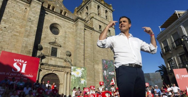 El candidato a la Presidencia del Gobierno del PSOE, Pedro Sánchez, en un mítin en la localidad pacense de Villanueva de la Serena. EFE/Jero Morales