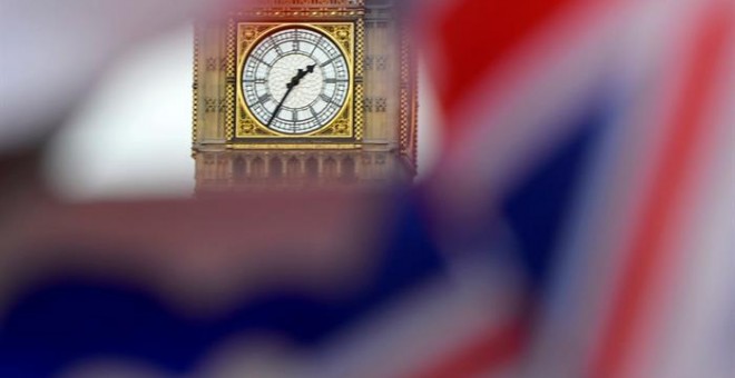 Una bandera británica ondea junto al Big Ben de Londres, Reino Unido, el 22 de junio del 2016.  EFE/Hannah Mckay