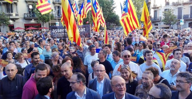 Un millar de personas piden el cese de Fernández Díaz ante la Delegación del Gobierno en Barcelona. EP