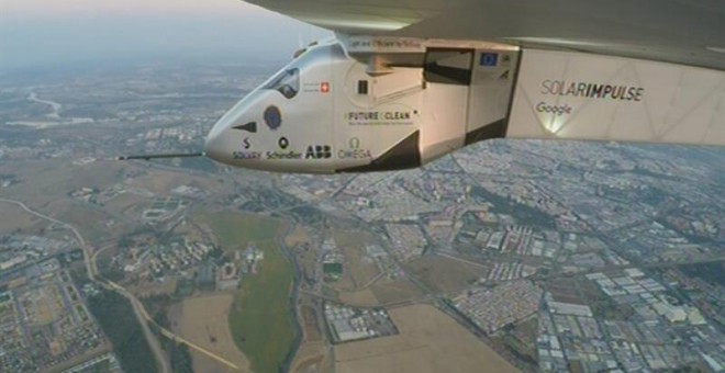Imagen facilitada por Solar Impulse del avión Impulse II, propulsado con energía solar, durante su aproximación a España tras cruzar el Atlántico Norte. /EFE