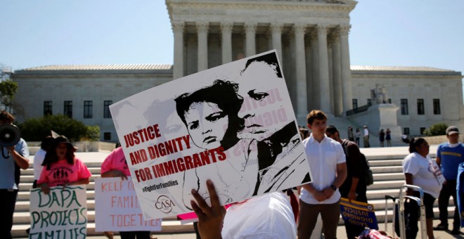 Manifestantes por los derechos de los inmigrantes en EEUU, ante el Tribunal Supremo. REUTERS/Jonathan Ernst