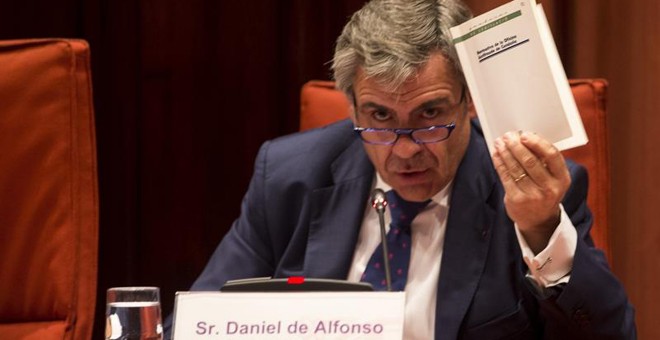 El director de la Oficina Antifraude de Cataluña, Daniel de Alfonso, muestra la normativa de la Oficina Antifraude durante su comparecencia hoy en el Parlament. QUIQUE GARCÍA / EFE