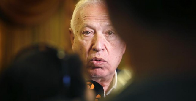 El Ministro español de Exteriores en funciones, José Manuel García Margallo, valora ante los periodistas el acuerdo de cese definitivo del conflicto entre Colombia y las FARC, del que ha dicho que es 'una noticia extraordinariamente importante para el con