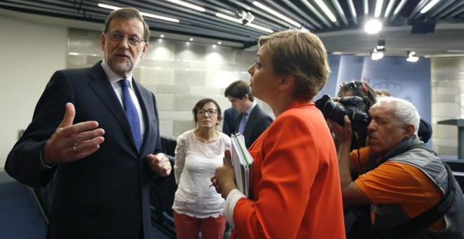 El presidente del Gobierno, Mariano Rajoy,conversa con los periodistas tras su comparecencia a primera hora de la mañana en el Palacio de La Moncloa donde ha afirmado que el Gobierno español 'toma nota con tristeza' del resultado favorable a que el Reino