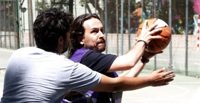 El candidato de Unidos Podemos a la Presidencia del Gobierno, Pablo Iglesias, juega un partido de baloncesto en la Ciudad Universitaria de Madrid en la jornada de reflexión. - EFE