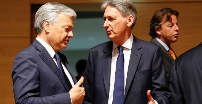 El ministro de Exteriores, Philip Hammond (derecha), conversa con su homólogo belga, Didier Reynders. - EFE